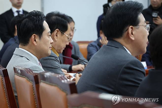 발언 듣는 장동혁 대표 (서울=연합뉴스) 김주성 기자 = 국민의힘 장동혁 대표가 5일 서울 여의도 국회에서 열린 '혼용무도(昏庸無道·어리석고 무능한 군주가 세상을 어지럽힌다)' 이재명 정권 6개월 국정평가 회의에서 송언석 원내대표의 발언을 듣고 있다. 2025.12.5 utzza@yna.co.kr