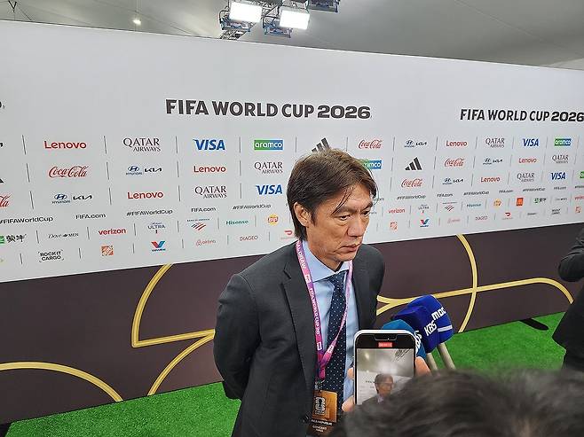 월드컵 조 추첨식 끝나고 인터뷰하는 홍명보 축구대표팀 감독 (워싱턴=연합뉴스) 박성민 특파원 = 홍명보 축구대표팀 감독이 5일(현지시간) 미국 워싱턴DC 케네디센터에서 열린 2026 북중미 월드컵 조추첨식을 마친 뒤 공동취재구역에서 인터뷰하고 있다. 2025.12.5. min22@yna.co.kr