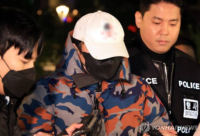 김건희특검 압송되는 도이치 주가조작 공범 (서울=연합뉴스) 최재구 기자 = 지난달 압수수색 과정에서 도주한 도이치모터스 주가조작 '주포' 이 모 씨가 20일 충주시 소재 국도변 휴게소 근처에서 체포돼 서울 광화문 김건희특검 조사실로 압송되고 있다.  2025.11.20 jjaeck9@yna.co.kr