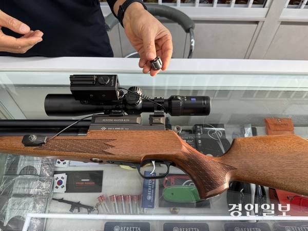 경기남부 한 총포사 업주이자 사격선수인 A씨가 기자와 만나 공기총의 원리에 대해 설명하고 있다. 2025.12.8 /조수현기자 joeloach@kyeongin.com