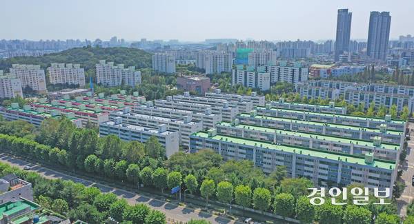 인천시가 노후계획도시정비 기본계획과 5개 지구별 미래도시 구상을 발표한 데 이어, 각 지구 특성에 맞게 완성한 세부 특화계획을 공개하고 주민 의견을 듣는다. 사진은 노후계획도시 사업 대상지 중 하나인 연수지구 내 아파트 전경. /경인일보DB