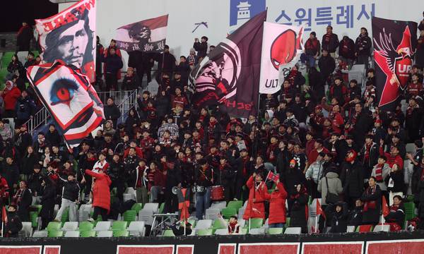 8일 수원종합운동장에서 열린 프로축구 승강 플레이오프 2차전 수원FC와 부천FC의 경기. 후반 부천FC 팬들이 응원을 하고 있다. 2025.12.8 /연합뉴스