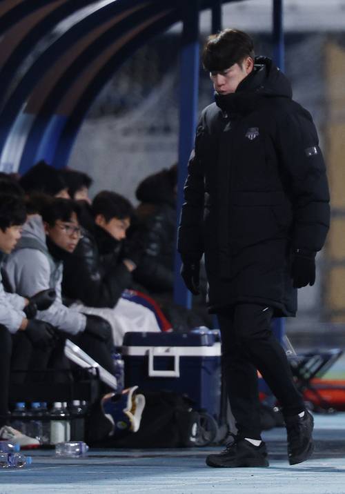 8일 수원종합운동장에서 열린 프로축구 승강 플레이오프 2차전 수원FC와 부천FC의 경기. 0-3으로 경기가 끌려가자 김은중 수원FC 감독이 어두운 표정으로 벤치로 향하고 있다. 2025.12.8 /연합뉴스
