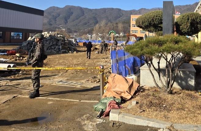 ▲ 신고를 받고 출동한 군 폭발물처리반이 공사 현장을 통제하고 폭탄을 수거하고 있다./사진제공=독자