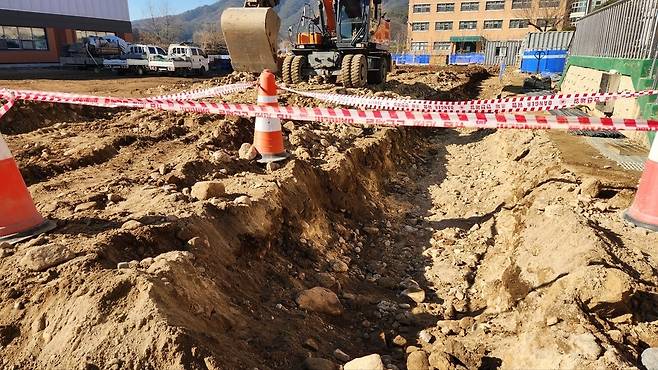 ▲ 폭탄이 발견된 공사 현장. 폭탄은 군 폭발물처리반이 수거했다.