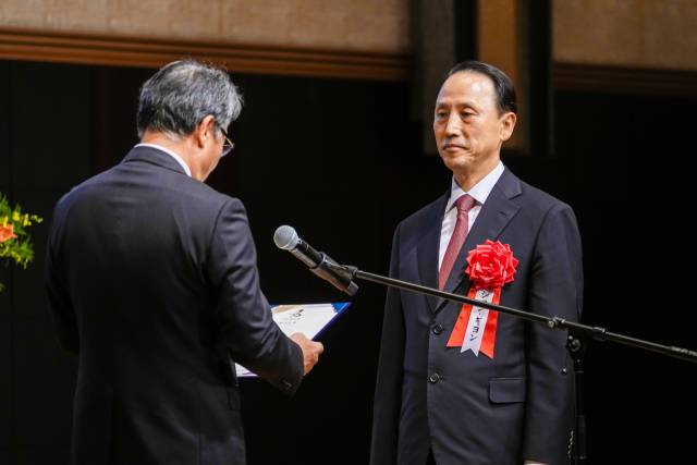 일본국제교류기금(JF·Japan Foundation)이 시상하는 2025년도 국제교류기금상을 받고 있는 정기영 교수. JF 제공
