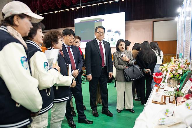 ▲ 대구한의대는 '2025학년도 DHU 교육성과박람회'를 성황리에 개최했다. 박람회를 둘러 보는 변창훈 총장과 내빈들. 대구한의대.