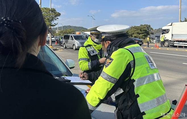 8일 오후 1시께 제주시 화북2동 거로사거리 인근 도로에서 무면허 운전자가 경찰에 적발됐다. ⓒ제주의소리