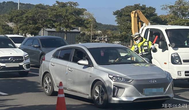 8일 오후 1시께 제주시 화북2동 거로사거리 인근 왕복 6차선 도로에서 음주운전 단속이 진행되고 있다.ⓒ제주의소리