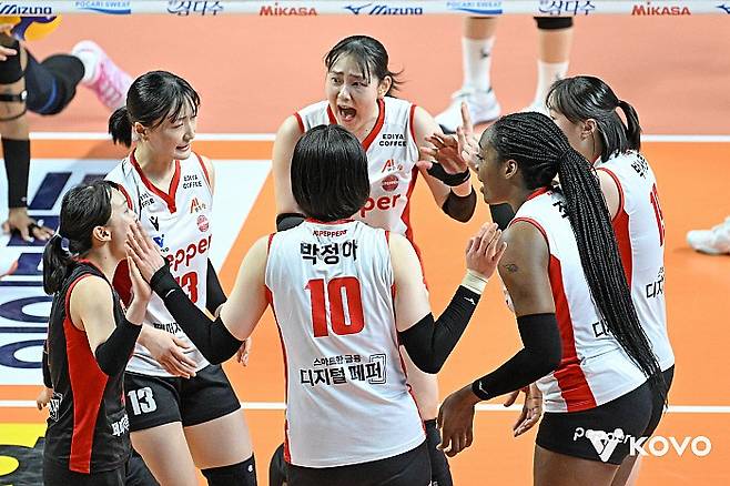 지난 5일 GS칼텍스와의 경기에서 페퍼저축은행 선수들이 환호하고 있다. KOVO 제공