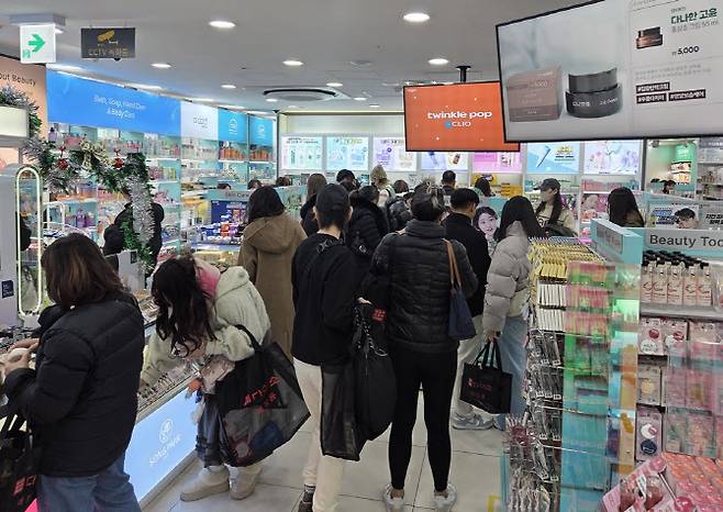 가장 붐비는 뷰티 코너. 외국인 관광객들이 마스크팩, 색조 화장품, 뷰티툴 등을 둘러보며 구매 행렬을 이뤘다. (사진=한전진 기자)