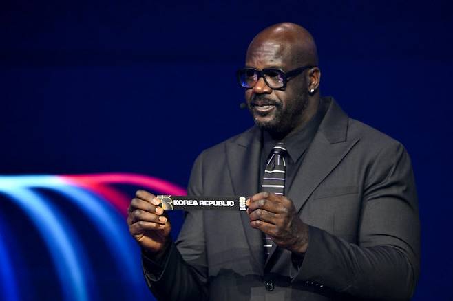 NBA 전설 샤킬 오닐이 지난 6일(한국시간) 미국 워싱턴DC 케네디센터에서 열린 2026 북중미 월드컵 조 추첨식에서 한국을 뽑고 있다. 사진=AFPBB NEWS