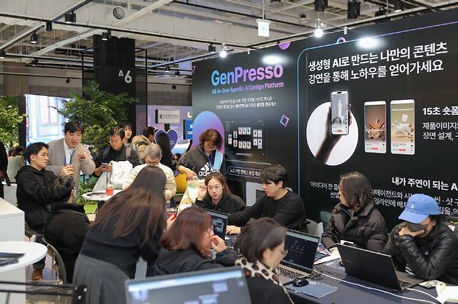 지난 4~6일 서울 강남구 코엑스에서 열린 ‘AI 콘텐츠 페스티벌 2025’에서 관람객들이 AI로 만든 콘텐츠를 체험하고 있다.(사진=한국콘텐츠진흥원)