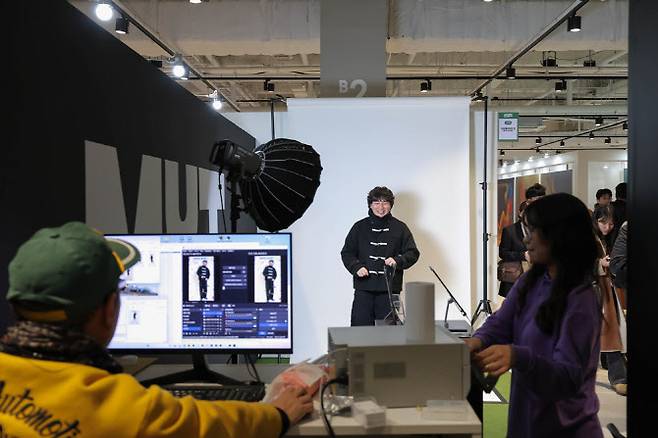 지난 4~6일 서울 강남구 코엑스에서 열린 ‘AI 콘텐츠 페스티벌 2025’에서 한 관람객이 AI로 만든 콘텐츠를 체험하고 있다.(사진=한국콘텐츠진흥원)