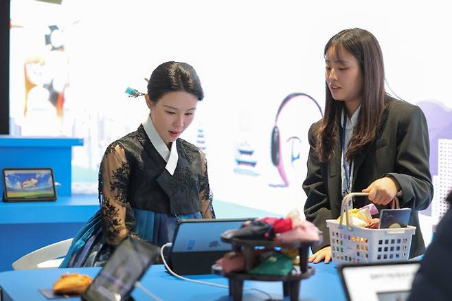 지난 4~6일 서울 강남구 코엑스에서 열린 ‘AI 콘텐츠 페스티벌 2025’에서 한 관람객이 AI로 만든 콘텐츠를 체험하고 있다.(사진=한국콘텐츠진흥원)