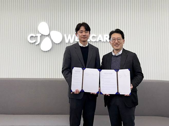 왼쪽부터 김슬기 바로팜 대표, 윤상배 CJ웰케어 대표가 협약서를 들고 있는 모습(CJ웰케어 제공)