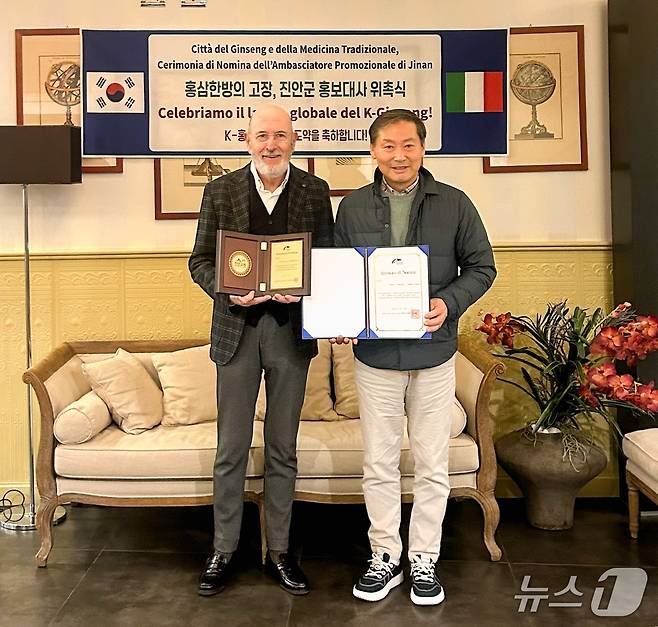 전춘성 전북 진안군수(오르쪽)가 이탈리아 움베르토 나르디 박사를 홍보대사로 위촉하고 있다.(진안군제공. 재파매 및 DB금지)2025.12.8/뉴스1