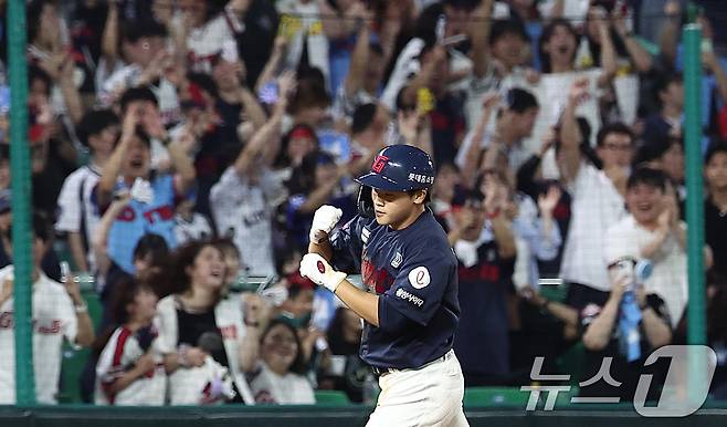 5일 인천 SSG랜더스필드에서 열린 '2025 신한 SOL 뱅크 KBO리그' 롯데 자이언츠와 SSG 랜더스의 경기, 롯데 박찬형이 6회초 2사 1,2루 상황에서 3점 홈런을 터뜨린 후 그라운드를 돌고 있다. 2025.9.5/뉴스1 ⓒ News1 김성진 기자