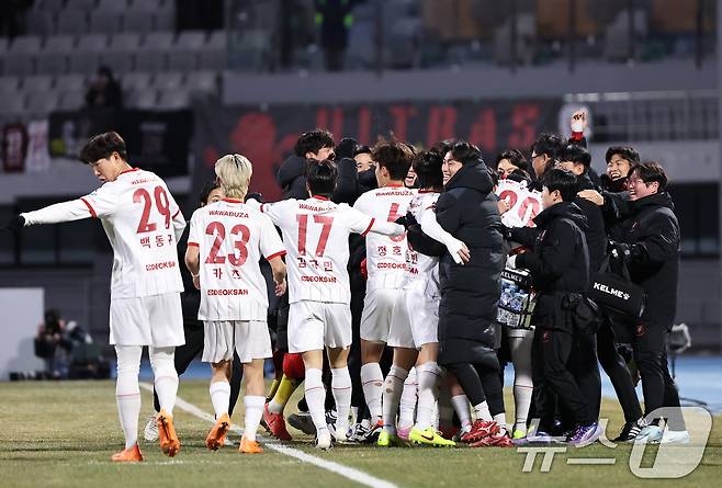 8일 오후 경기 수원시 장안구 수원종합경기장에서 열린 하나은행 K리그 승강 플레이오프(PO) 2차전 수원FC와 부천FC의 경기, 부천FC 바사니가 전반 선제골을 넣은 뒤 코칭스태프와 기쁨을 나누고 있다. 2025.12.8/뉴스1 ⓒ News1 구윤성 기자