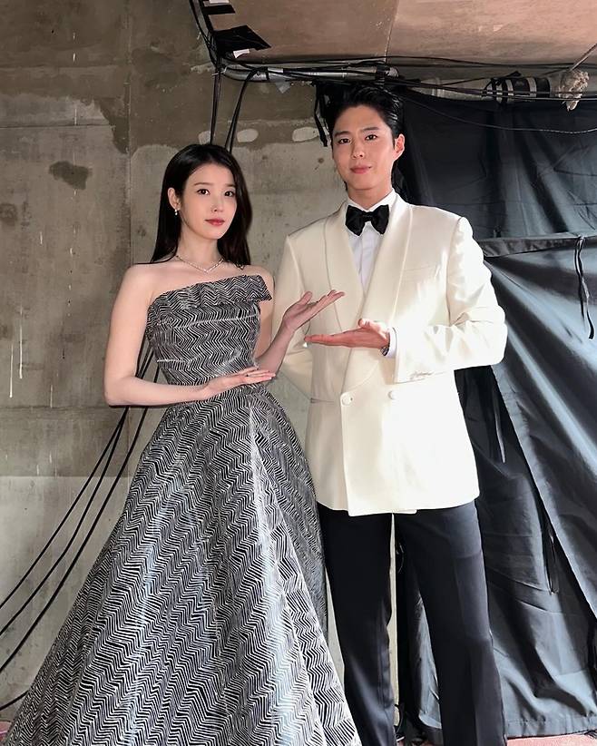 아이유-박보검. 아이유 SNS.