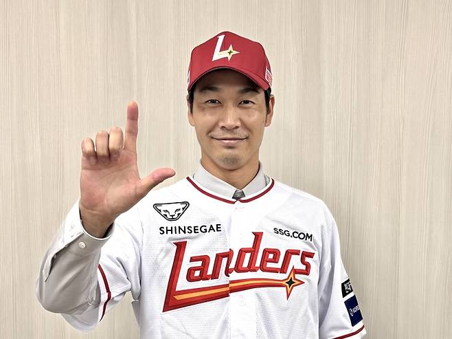 일본프로야구(NPB) 소프트뱅크 출신 베테랑 투수 다케다 쇼타가 16일 아시아쿼터제를 통해 SSG에 입단했다. 사진 | SSG 랜더스