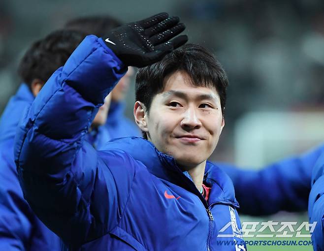 18일 서울월드컵경기장에서 열린 한국과 가나의 축구대표팀 평가전.   한국이 1대0으로 승리한 가운데 이강인이 팬들에게 인사하고 있다. 상암=정재근 기자 cjg@sportschosun.com/2025.11.18/