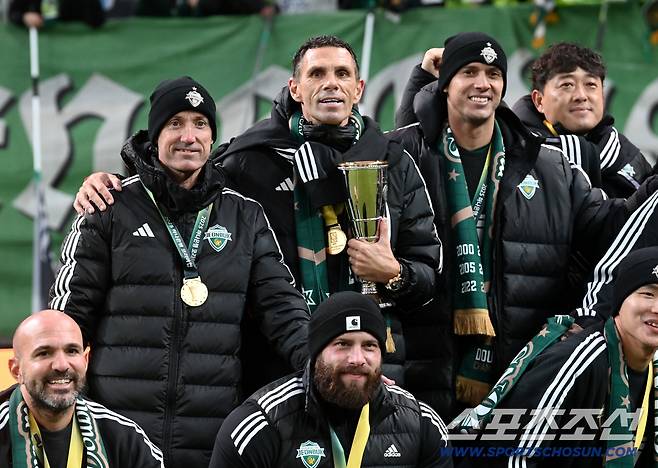 6일 서울월드컵경기장에서 열린 2025 하나은행 코리아컵 결승, 전북 현대와 광주FC의 경기. 전북이 승리하며 우승을 차지했다. 포옛 감독과 타노스 코치가 함께 포즈를 취하고 있다. 상암=허상욱 기자wook@sportschosun.com/2025.12.06/