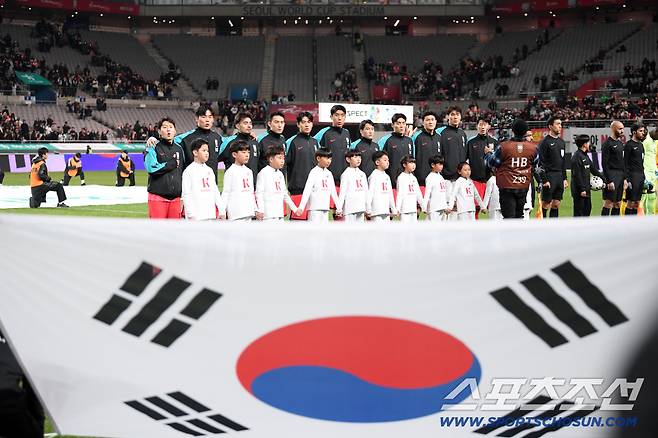 18일 서울월드컵경기장에서 열린 대한민국과 가나의 A매치 평가전. 선수들이 국민 의례를 하고 있다. 상암=박재만 기자 pjm@sportschosun.com/2025.11.18/