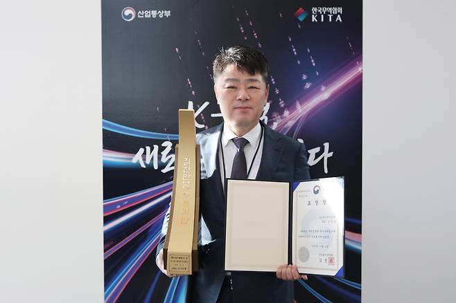 【 사진제공=코스맥스】 코스맥스엔비티·바이오, 나란히 '수출탑' 수상 /김남중 코스맥스엔비티 대표
