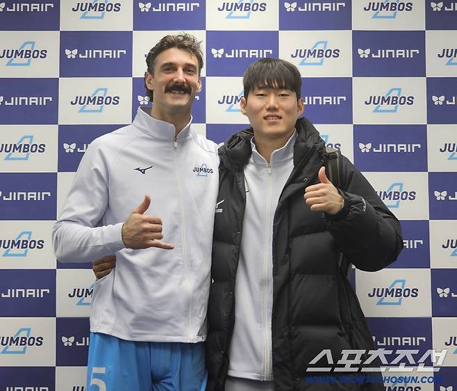 김민재와 함께 인터뷰에 임한 러셀. 김영록 기자