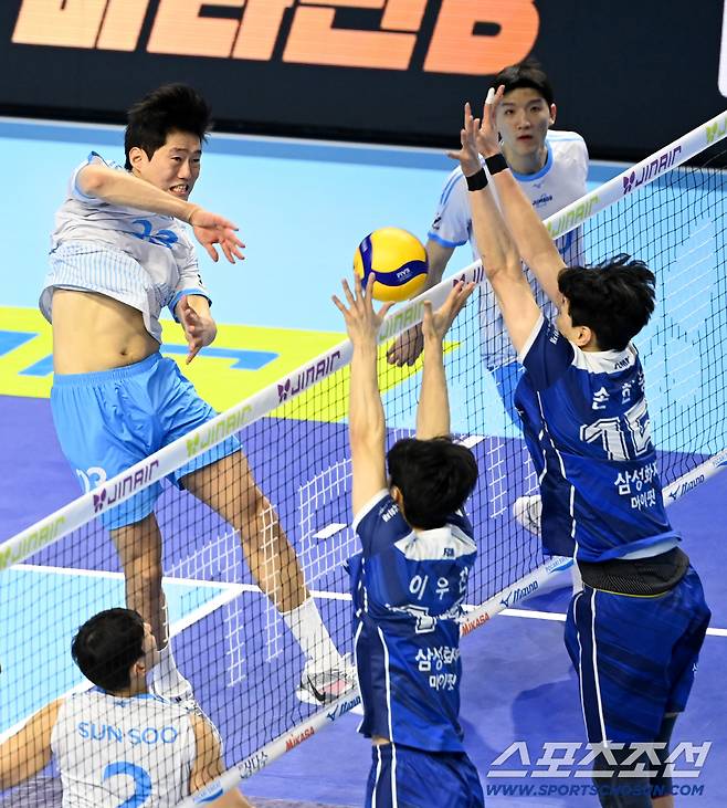 7일 인천계양체육관에서 열린 V리그 남자부 대한항공과 삼성화재의 경기. 대한항공 김민재가 공격을 시도하고 있다. 인천=허상욱 기자wook@sportschosun.com/2025.12.07/