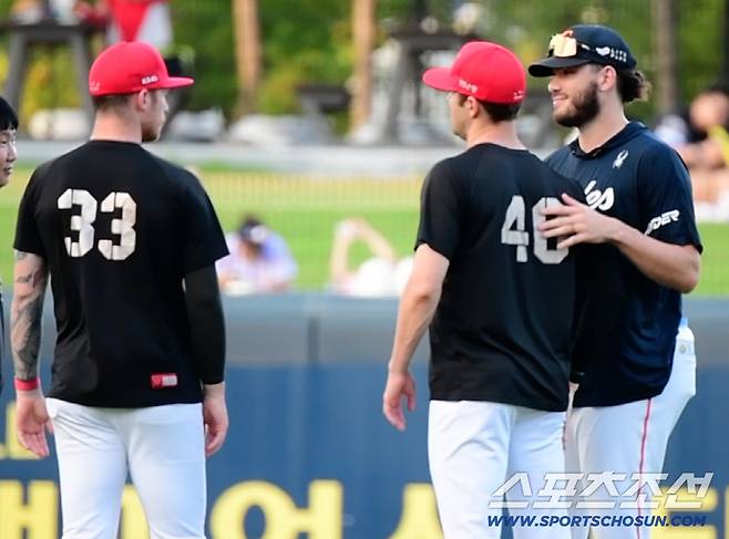 16일 광주 기아 챔피언스필드. KIA 네일, 올러와 한화 폰세가 인사하고 있다. 광주=정재근 기자 cjg@sportschosun.com/2025.9.16/