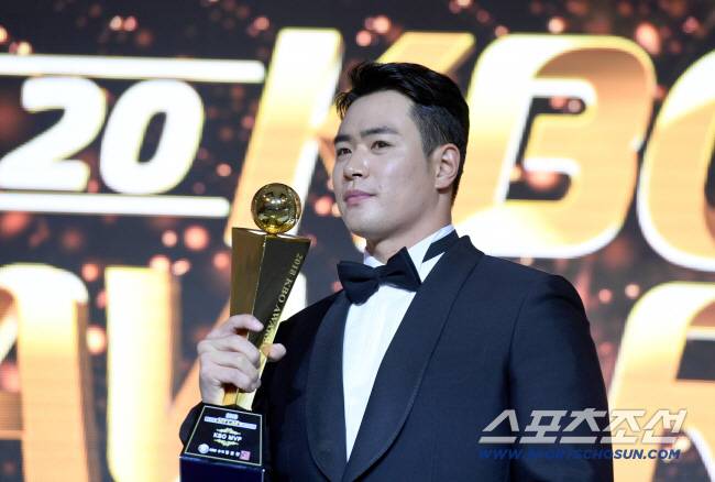 2018 KBO 시상식이 19일 오후 서울 르메르디앙 호텔에서 열렸다. 시상식에서 KBO리그 MVP를 받은 두산 김재환이 수상하고 있다.
김경민 기자 kyungmin@sportschosun.com /2018.11.19/