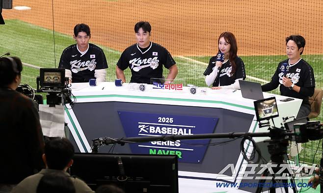 2025 K-BASEBALL SERIES 대한민국과 체코의 평가전이 8일 고척스카이돔에서 열렸다. 경기 전 이정후, 김하성이 크보라이브를 진행하고 있다. 고척=박재만 기자 pjm@sportschosun.com/2025.11.08/
