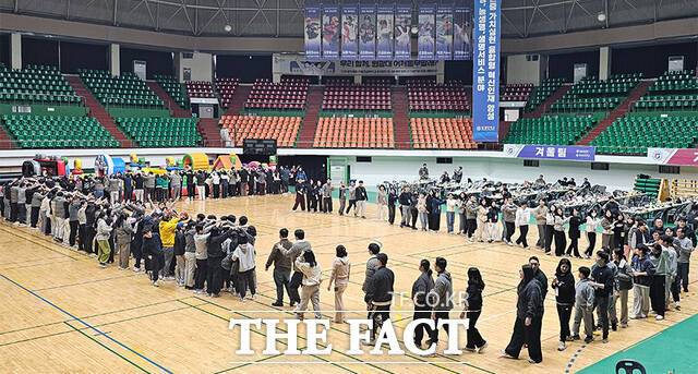 6일 익산시 신동 원광대학교 문화체육관에서 '하나된 원광, 함께 뛰는 우리의 순간'을 주제로 원광대와 원광보건대 직원 360여 명이 참석한 체육대회가 열려 참석자들이 경기에 참여하고 있다. /원광대