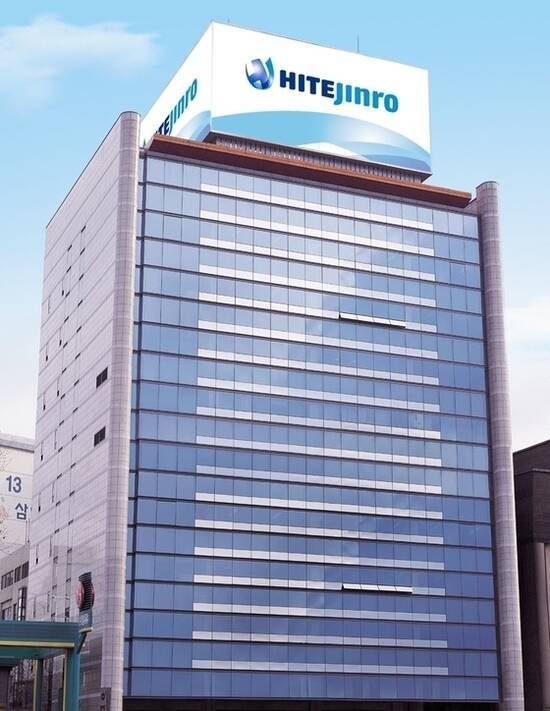 하이트진로가 2026년 세대교체를 골자로 한 정기 임원인사를 단행했다. 14년 하이트진로를 이끌었던 김인규 대표에서 장인섭 대표로 전환됐다. /하이트진로