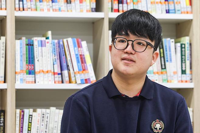 2026학년도 대학수학능력시험 수능 만점자 왕정건 학생이 5일 오전 서울 광진구 광남고등학교에서 언론 인터뷰를 하고 있다. /공동취재단