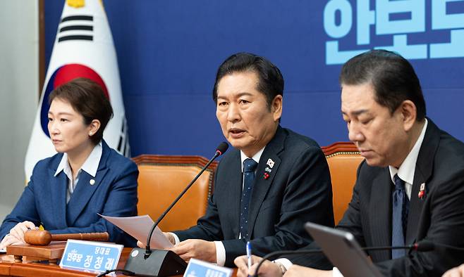 정청래 더불어민주당 대표(가운데)가 5일 서울 여의도 국회에서 열린 최고위원회의에서 모두발언하고 있다. /뉴스1