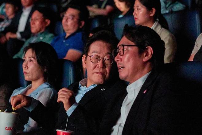 이재명 대통령이 영부인 김혜경 여사와 함께 지난 8월 17일 서울 용산구 CGV에서 영화 '독립군: 끝나지 않은 전쟁'을 관람하면서 조진웅 배우와 대화하고 있다. ⓒ뉴시스