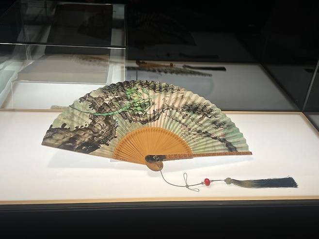 데브시스터즈가 국가무형유산 장인과 협업해 제작한 바람궁수 쿠키의 '선자'.ⓒ데일리안 이주은 기자