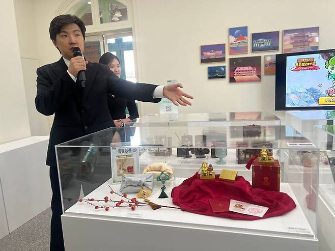 조길현 데브시스터즈 대표가 8일 덕수궁 돈덕전에서 열린 특별전 '쿠키런: 사라진 국가유산을 찾아서' 프리오프닝 데이에서 기념 굿즈를 소개하고 있다.ⓒ데일리안 이주은 기자