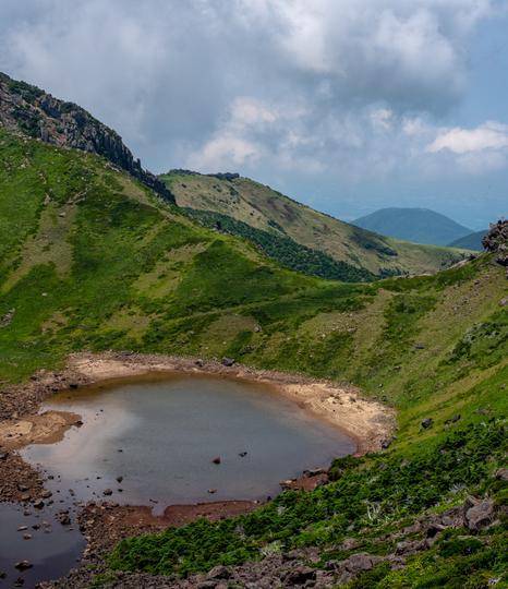 한라산 정상에 위치한 백록담. 이창열 연세대 교수 연구팀은 백두산과 한라산 등 동북아 판 내부 화산이 지하 410km에서 올라오는 ‘맨틀 비’로 형성됐을 가능성을 수치 모델링으로 제시했다. 게티이미지코리아