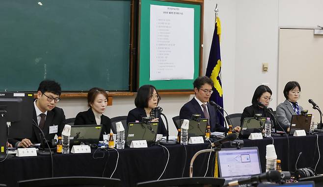 전국법관대표회의 의장인 김예영 서울남부지법 부장판사가 8일 오전 경기 고양시 사법연수원에서 열린 2025년 하반기 전국법관대표회의 정기회의를 주재하고 있다. (공동취재) 2025.12.8 뉴스1