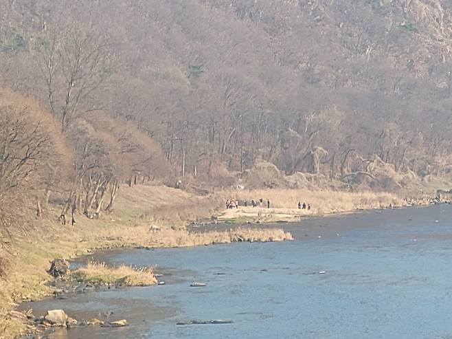 충북 영동 천태산에서 지난 10월 실종된 80대 남성 추정 시신이 금강 하천변에서 발견됐다.(독자제공. 재판매 및 DB금지)/뉴스1