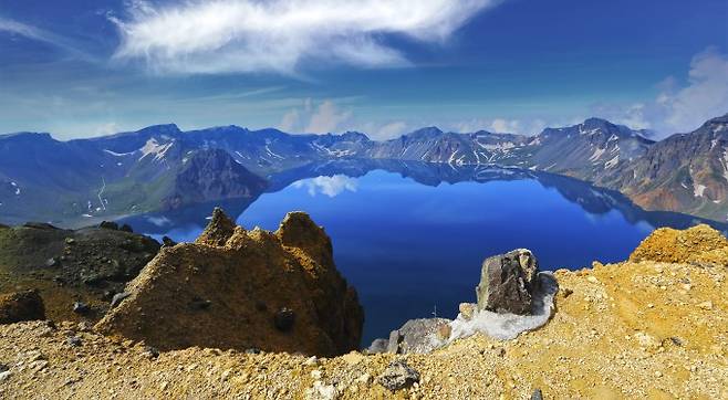 중국과 북한의 국경에 위치한 백두산 천지. 이창열 연세대 교수팀은 백두산과 한라산 등 동북아 판 내부 화산이 지하 410km에서 올라오는 '맨틀 비'로 형성됐을 가능성을 수치 모델링으로 제시했다. 게티이미지뱅크 제공