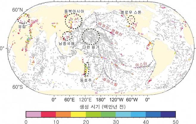 전 세계 판 내부 화산 분포. 점선 원은 동북아시아, 유럽, 남중국해, 동호주 등 판 내부 화산이 밀집된 지역을 나타낸다. 보라색 선은 하와이-엠페러, 루이스빌, 이스터 등 열점에 의해 형성된 화산열이다. 열점 화산은 판 이동 방향을 따라 연령이 규칙적으로 증가하지만 점선 원 안의 화산들은 뚜렷한 연령 패턴 없이 무작위로 분포한다. 이창열 연세대 교수 제공