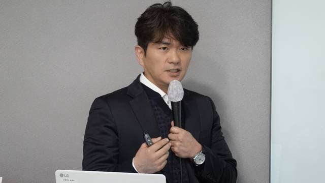 박정섭 KISA 한국인터넷정보센터장이 4일 서울 광화문 한 행사장에서 인공지능(AI) 시대 인터넷 환경에 대해 설명하고 있다. KISA 제공