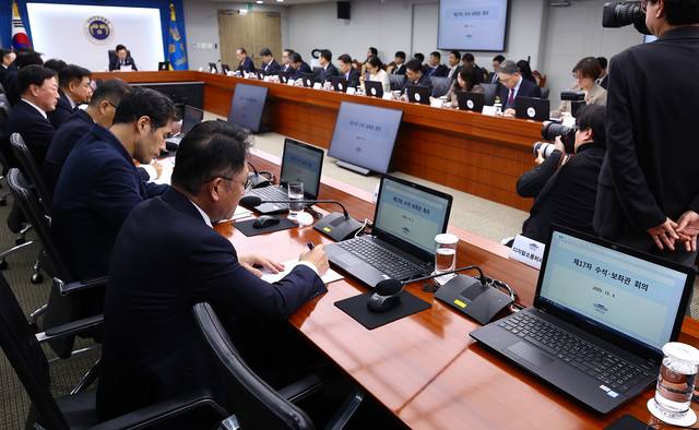 이재명 대통령이 지난 12월 4일 용산 대통령실에서 주재한 수석·보좌관회의에서 회의 초반 김남국 디지털소통비서관 자리가 비어 있다.<연합뉴스 사진>