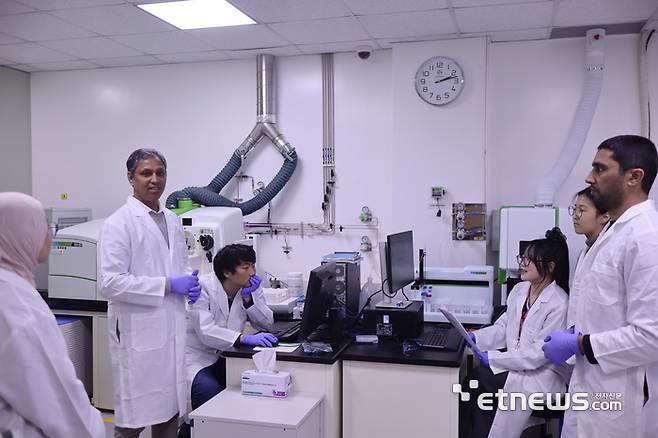 원전 해체, 방사성폐기물 관련 연구에도 주력하고 있는 포스텍 첨단원자력공학부의 원자력환경연구실과 방사화학실험실 연구원들이 토론하고 있다.