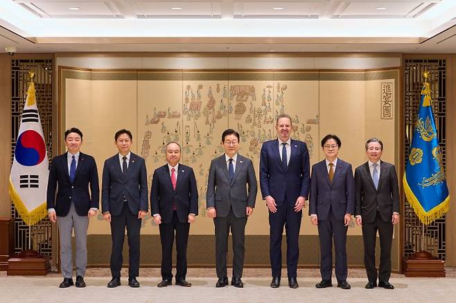 이재명 대통령이 지난 5일 서울 용산 대통령실 청사에서 손정의 소프트뱅크그룹 회장 접견에 앞서 참석자들과 기념촬영을 하고 있다. 왼쪽부터 강훈식 비서실장, 배경훈 부총리 겸 과학기술정보통신부 장관, 손정의 소프트뱅크 회장, 이재명 대통령, 르네 하스 ARM(암) 대표, 김정관 산업통상부 장관, 김용범 정책실장. 대통령실 제공